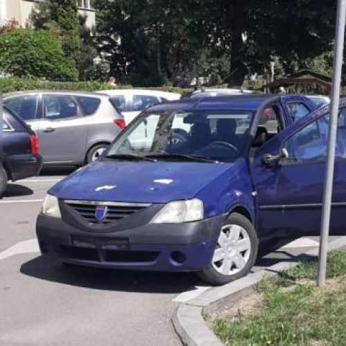 Femeie consultată de paramedici în urma unui accident pe strada Primăverii, Cluj-Napoca