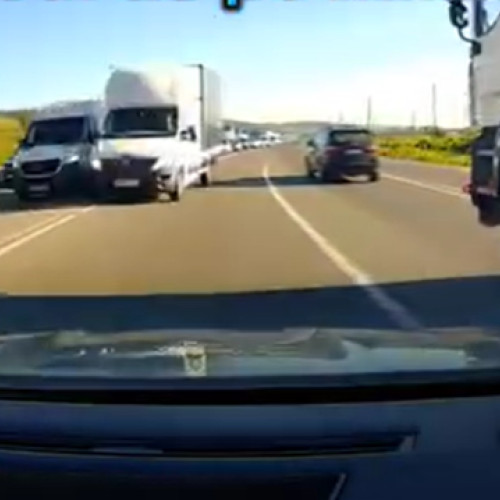 Soferul care a evitat cu putință un impact frontal în traficul aglomerat din Apahida a filmat întreg incidentul.