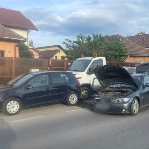 Accident cu 4 mașini în Cluj-Napoca: O femeie transportată la spital după un impact puternic!