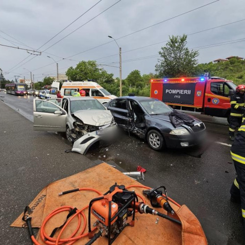 Accident pe Bulevardul Muncii din Cluj în această dimineață: un bărbat încarcerat, iar o femeie transportată la spital