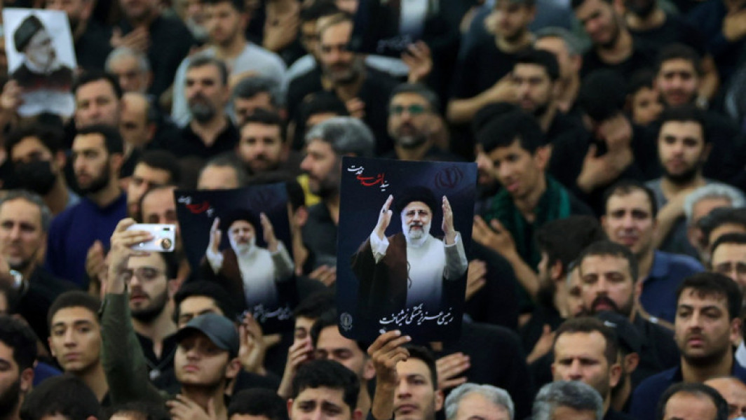 Galerie Foto Zeci de mii de oameni au venit la Teheran pentru funeraliile președintelui iranian Ebrahim Raisi