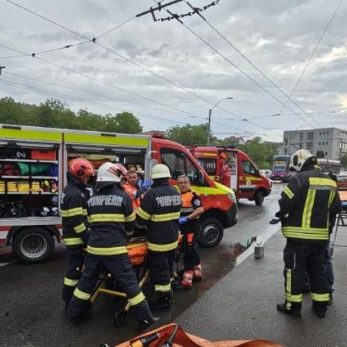 Accident grav în Cluj-Napoca: 3 autovehicule implicate pe Bulevardul Muncii. Soferul incapabil sa controleze masina, din cauza unei ploi mici - 3 persoane rănite