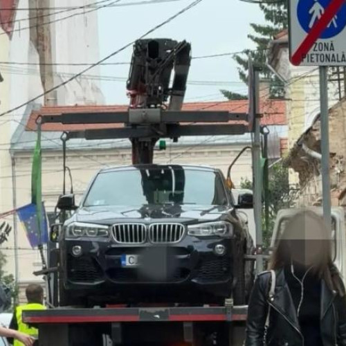 Șofer rămas fără bolid în Cluj, în urma unei parcări neinspirate în centrul orașului - FOTO