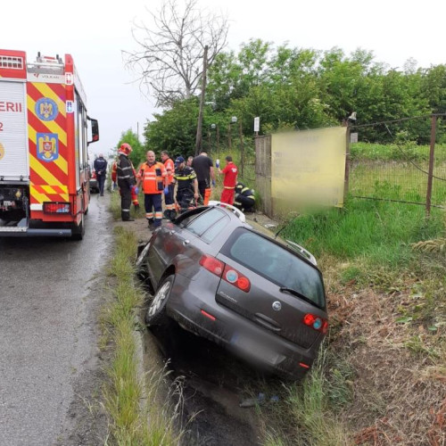 Accident rutier la intrarea în Gherla - Trei victime, inclusiv un copil de 4 ani, transportate la spital cu ajutorul salvatorilor - FOTO