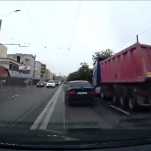 Un șofer BMW îi ia fața unui clujean și provoacă controverse în trafic - VIDEO