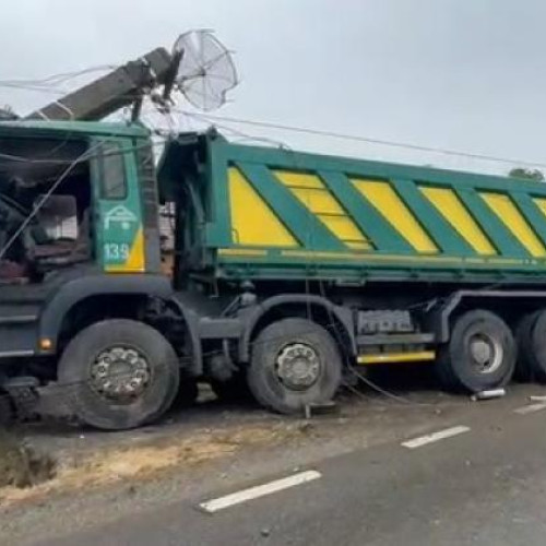 Accident în Cluj: Șofer de camion a distrus gardul unei case și a lovit un stâlp de electricitate