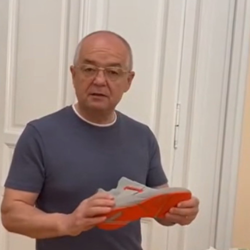 Emil Boc, încă un exercițiu de imagine: va purta pantofi cumpărați astăzi de pe Oser/ Ce și-a mai cumpărat primarul în ”vizita electorală”-VIDEO