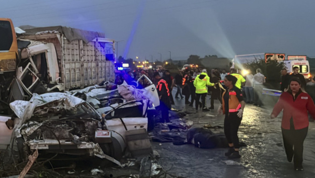 Zece persoane au murit şi 40 de răniți într-un grav accident de autocar în Turcia. Autocarul s-a ciocnit cu mașini și camion în Mersin.