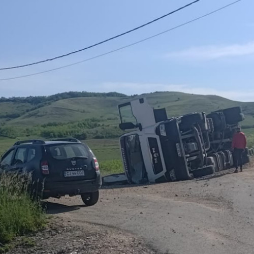 ACCIDENT LA IEȘIREA DIN COJOCNA- TIR RĂSTURNAT DUPĂ CE ȘOFERUL A PIERDUT CONTROLUL