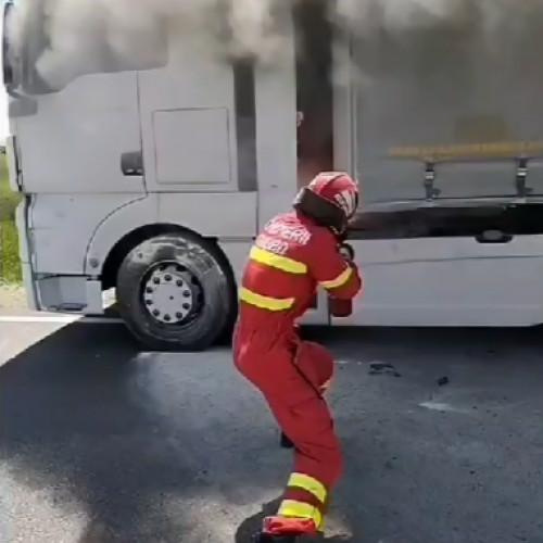 TIR în flăcări pe DN1, paramedicii intervin - VIDEO