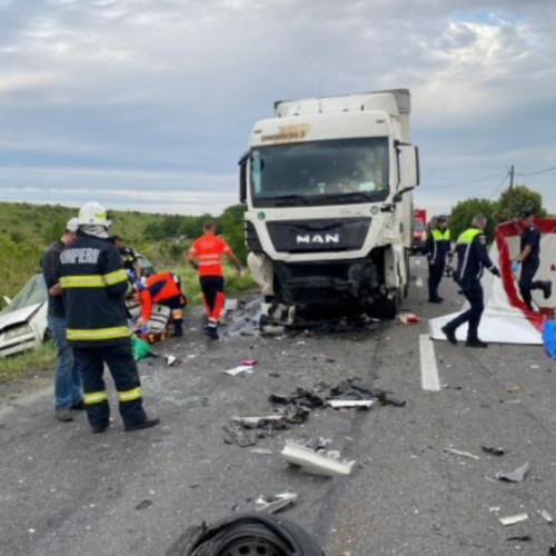 Incident grav de circulație pe drumul Cluj-Oradea - Patru victime după impactul unui autoturism cu un TIR