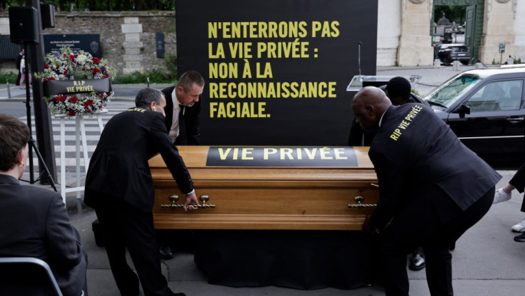 Amnesty International a îngropat simbolic ”viaţa privată”, ca protest faţă de folosirea supravegherii video cu AI la JO de la Paris