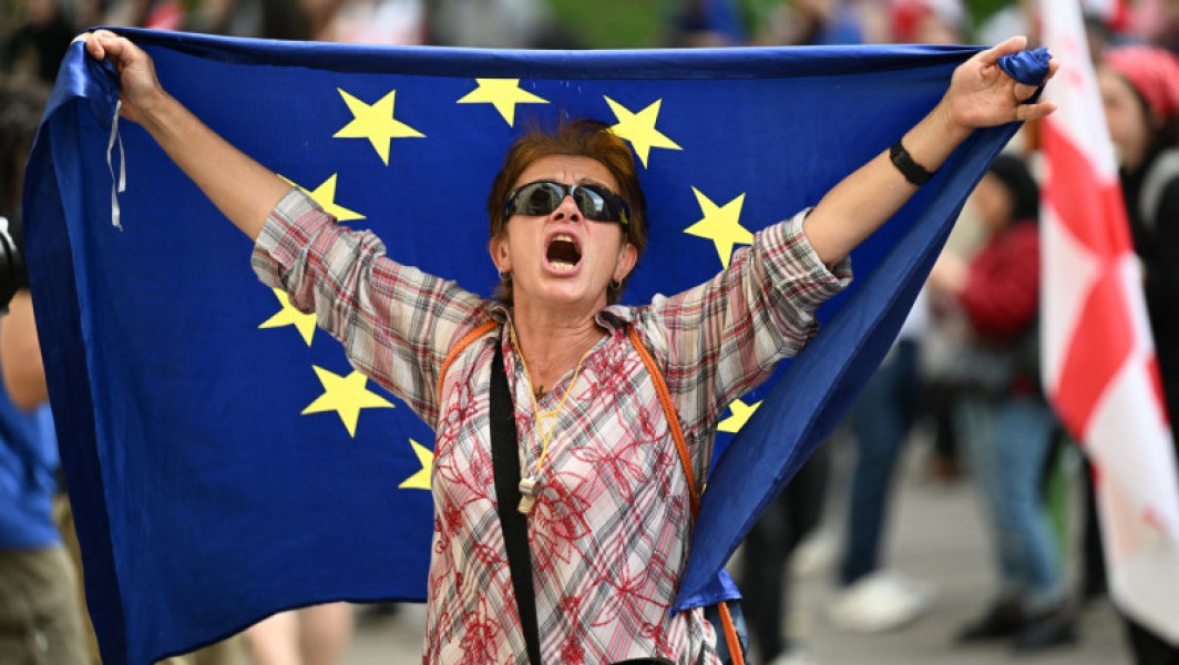 „Rușilor! Sclavilor!”: Furie în Georgia după ce Parlamentul a votat să treacă peste veto-ul prezidențial la legea „agenților străini”