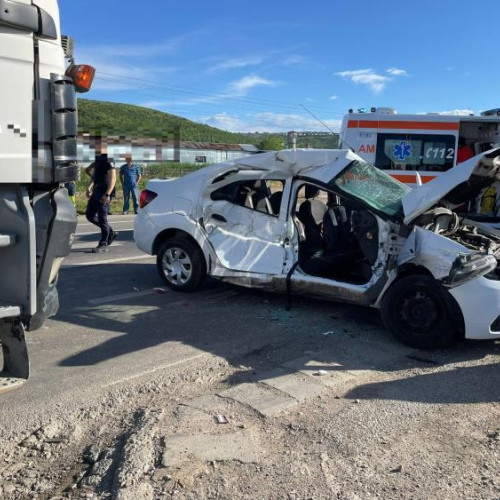 Știre nouă: Două persoane rănite grav în accident rutier la Apahida
Fatalitate în Apahida, Cluj! Trafic blocat după ce trei mașini s-au lovit într-un accident rutier grav.