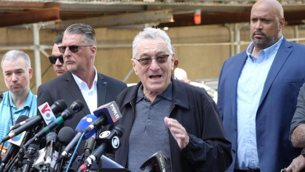 De Niro atacă Trump la tribunalul din New York în faţa camerelor de luat vederi