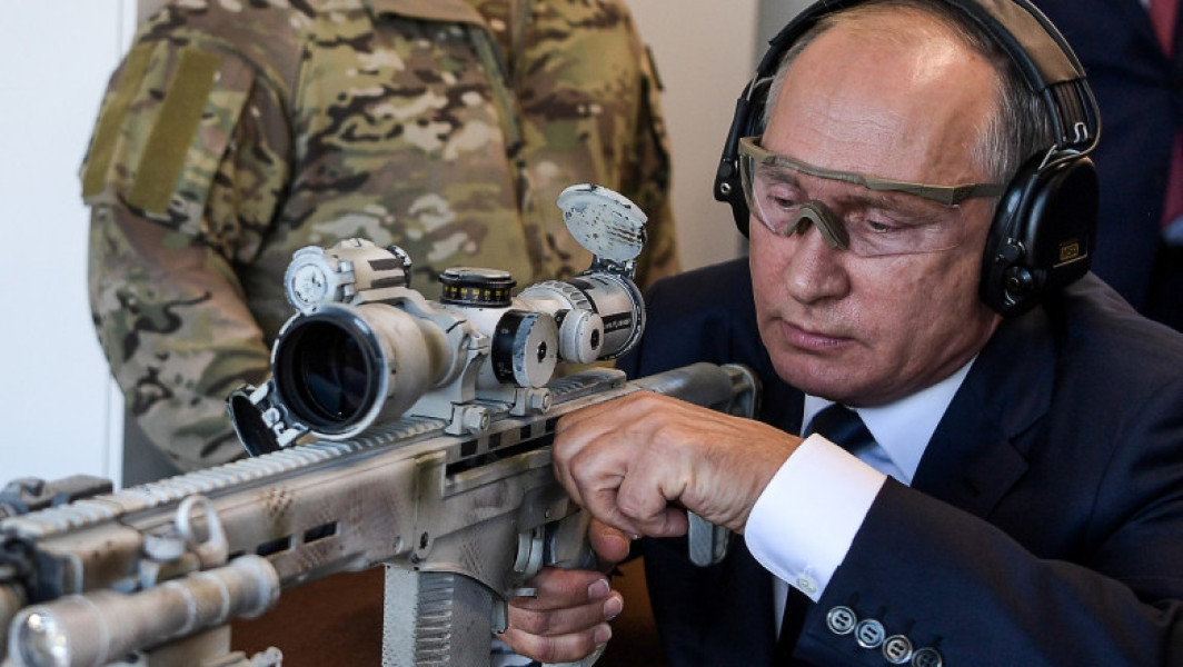 Instructori militari străini, acuzați de Putin că se află în Ucraina sub masca mercenarilor, vor fi ţinta forţelor ruse.