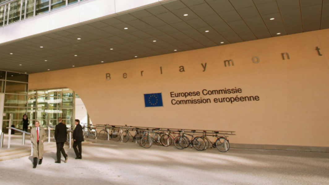 Comisia Europeană renunţă la procedura judiciară împotriva Poloniei privind statul de drept