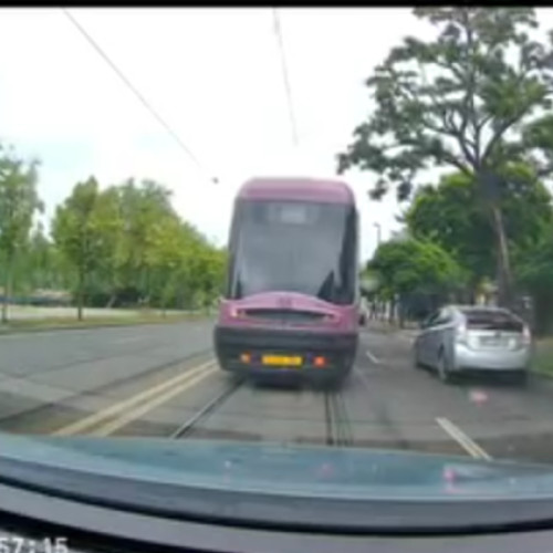 Pericol public la stația nenotificată a tramvaielor din Cluj-Napoca/Șoferi inconștienți surprinși de camerele de supraveghere/Cereri de desființare a stației și reclamații către poliție