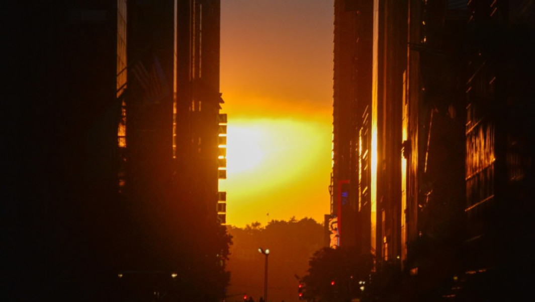 Multime de new-yorkezi strabate strazile din Manhattan pentru a admira apusul 'Manhattanhenge