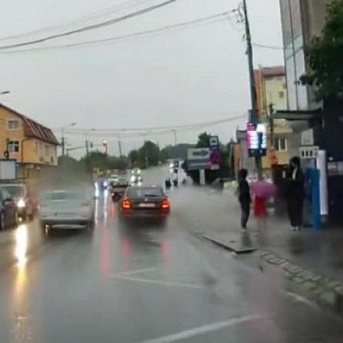 Un șofer clujean a devenit viral pe internet după ce a stropit o femeie și un copil care așteptau autobuzul în stație, în timp ce era în grabă spre nicăieri. Video-ul a fost postat pe un grup destinat șoferilor din Cluj-Napoca și a provocat reacții furioase din partea clujenilor.