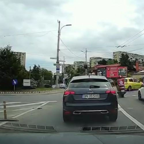 Curier TAZZ surprins conducând periculos în Cluj/ Se strecoară printre mașini oprite la sensul giratoriu din Gheorgheni - VEZI VIDEO