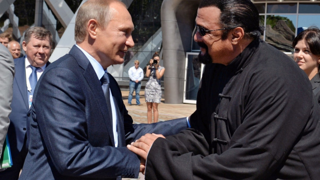 Video Steven Seagal a fost decorat de Putin cu Ordinul Prieteniei. În 2016 actorul a primit și pașaport rusesc
