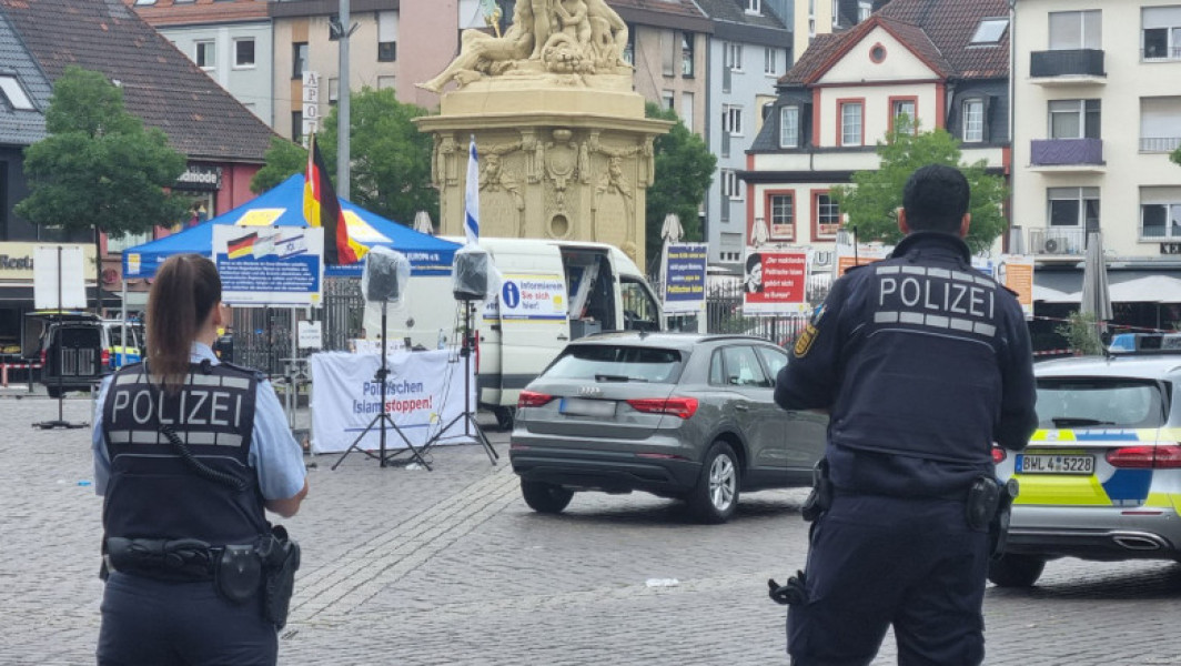 Video Alertă în orașul german Mannheim, după ce un bărbat a atacat cu cutiţul mai mulți oameni. Poliția a intervenit în forță și l-a împușcat