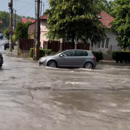 Strada Corneliu Coposu din Cluj, transformată în ”lac” de ploile din această după-amiază. Doar curajoșii s-au aventurat- FOTO VIDEO