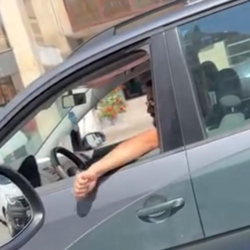 VIDEO. Când confunzi orașul cu ghena. Șofer clujean filmat în timp ce aruncă semințele pe stradă: „Și acasă tot așa arunci pe jos?”