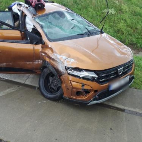 ACCIDENT pe Autostrada A3 în Cluj: Mașină răsturnată, două persoane rănite, elicopter SMURD intervenit-FOTO