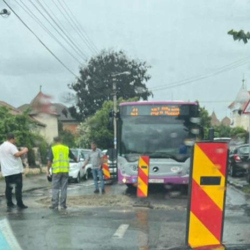 Strada din Cluj, rezolvată cu o soluție de cinci stele! Tablă și umplutură pentru remedierea surpării asfaltului. VIDEO