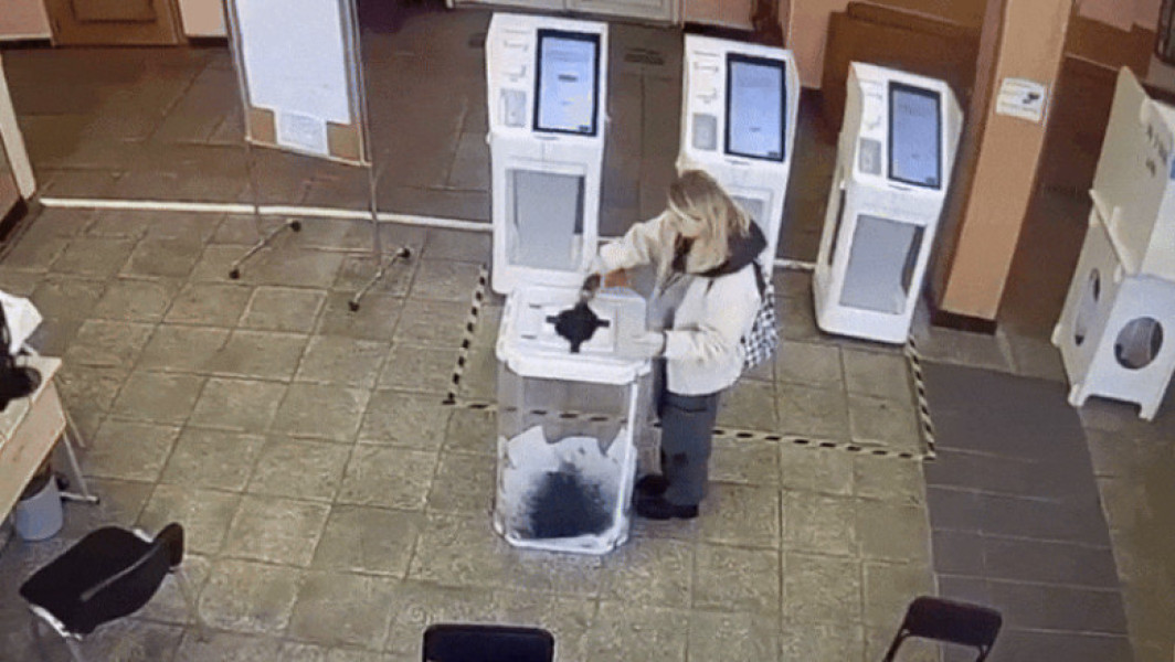 Condamnare la "muncă corecțională" pentru femeia care a vopsit urna de vot în Rusia.