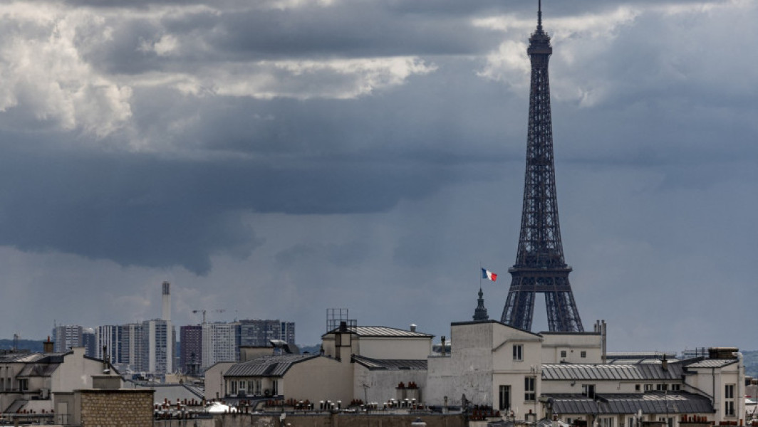 Cinci sicrie găsite sub Turnul Eiffel, suspectaţi minor şi doi bărbaţi