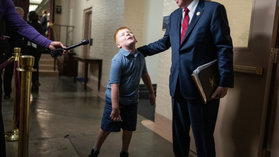 VIDEO Copilul de 6 ani al unui congresman republican face grimase în timp ce tatăl său susține pe Trump