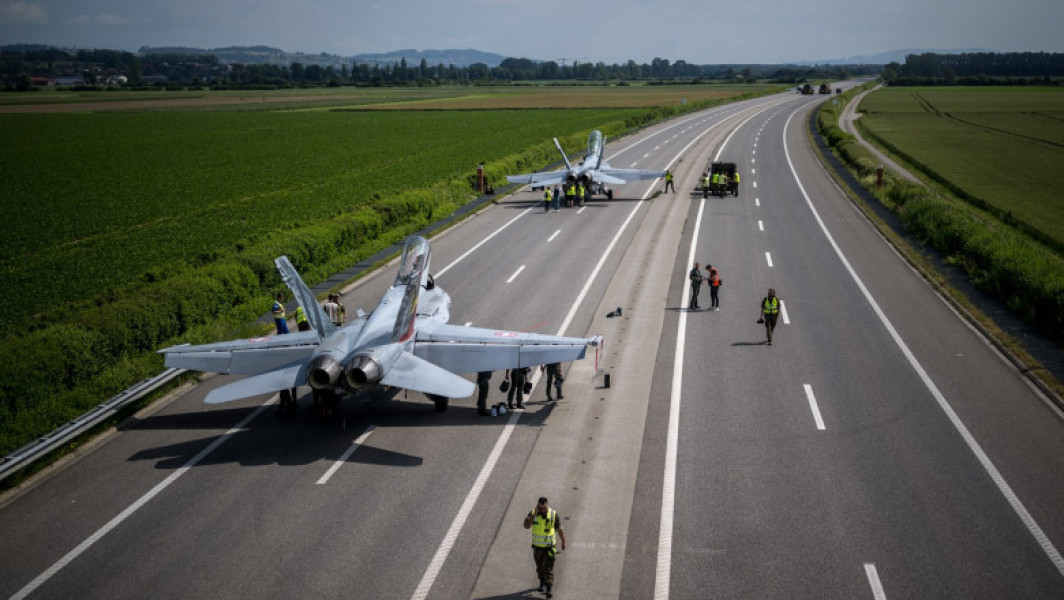 Galerie Foto Elveția testează aterizări și decolări cu avioane F-18 pe autostrăzi, pentru situația în care aerodromurile sale ar fi atacate