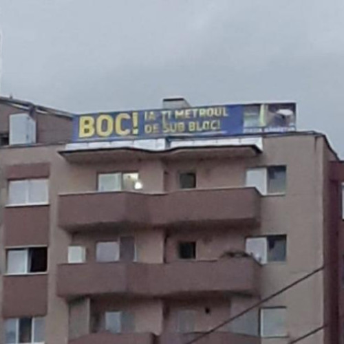 „Boc! Ia-ți metroul de sub bloc!”. Banner de 10 metri amplasat pe un bloc din Mănăștur în ziua inaugurării cu fast a proiectului Metroului Cluj