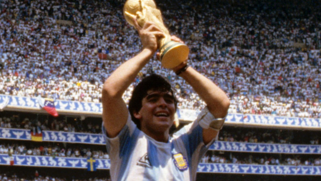 Balonul de Aur al lui Maradona, sechestrat de justiţie? Licitaţia anulată!