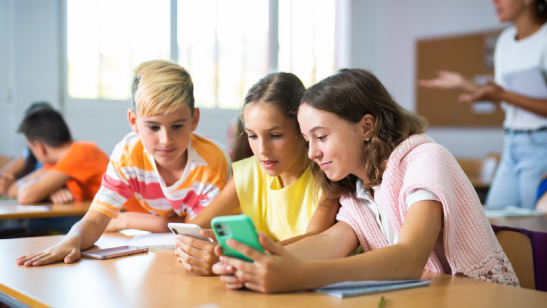 17 școli din Londra interzic telefoanele mobile elevilor