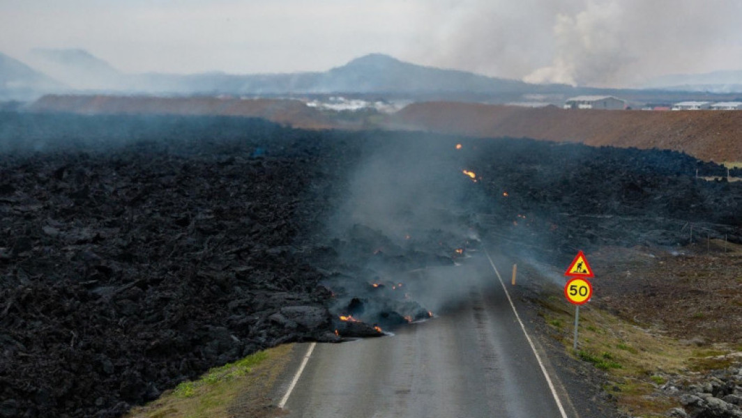 Eruptie vulcanică în Islanda: Lava acoperă un drum și se îndreaptă spre Grindavik
