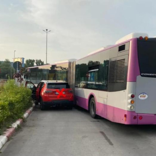 Autobuz CTP implicat într-un accident cu o mașină pe o stradă din Cluj