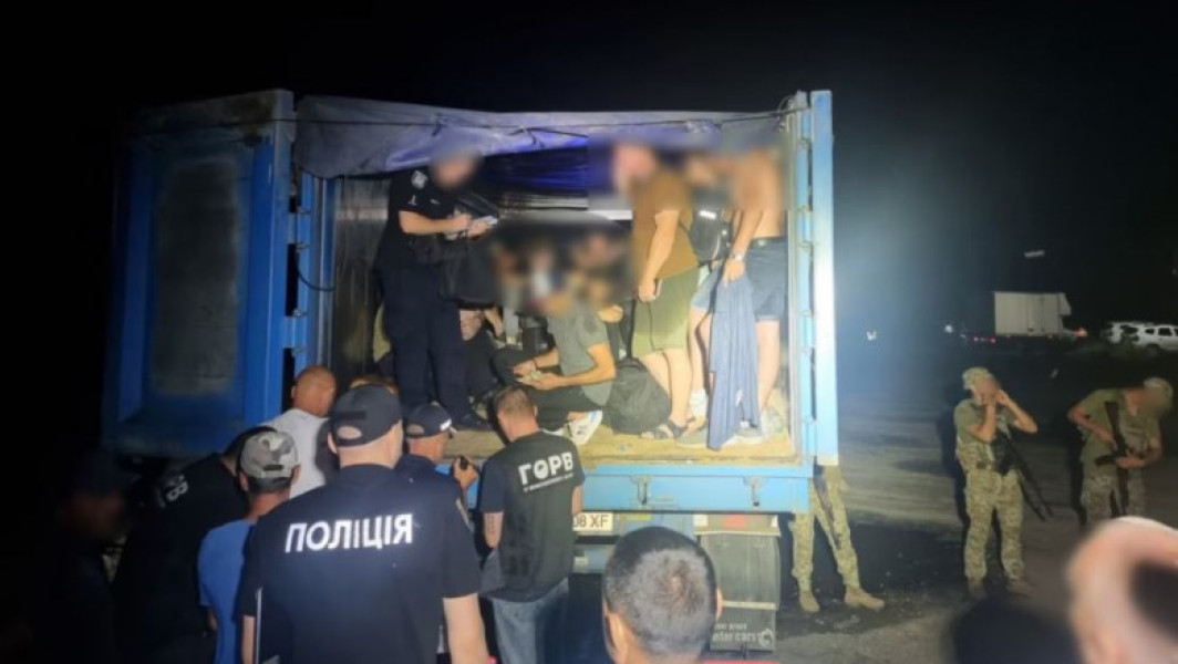 41 de bărbați ucraineni arestați încercând să părăsească țara în camion de cereale
