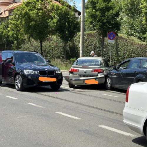 Accident pe strada Plopilor îngreunează traficul