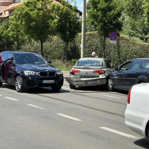 Accident pe strada Plopilor, traficul ingreunat