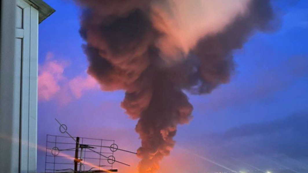 Incendiu Major la Depozitele de Petrol din Azov În Urma Unui Atac cu Drone