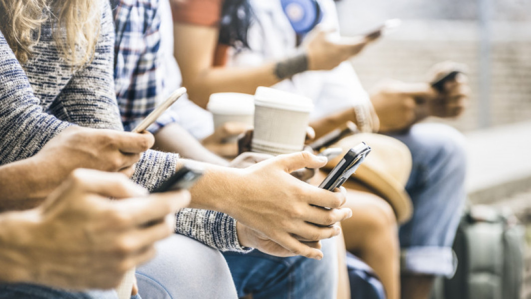 Districtul școlar din Los Angeles interzice utilizarea smartphone-urilor în școlile publice