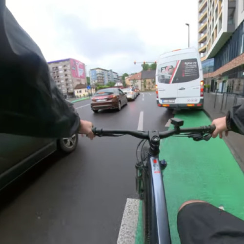 Soferii din Cluj-Napoca continua sa parcheze pe pistele de biciclete, spre nemultumirea biciclistilor