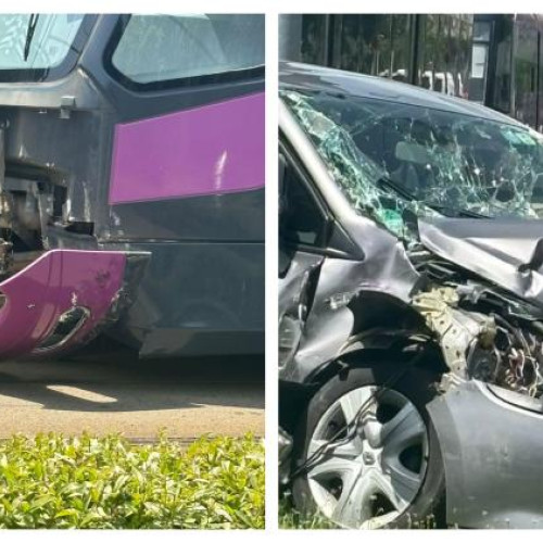 Accident rutier între un autoturism și un tramvai în oraș