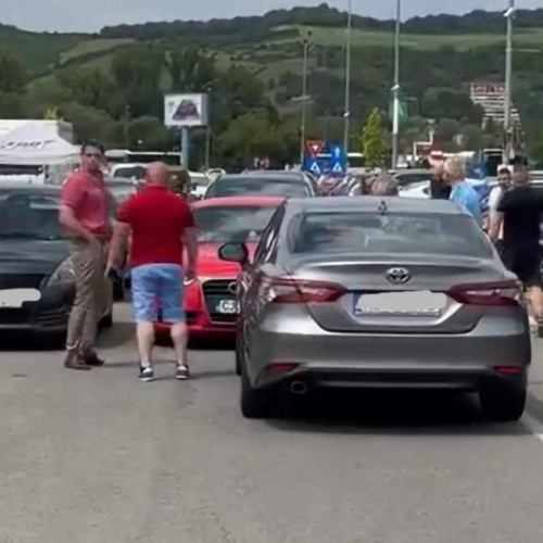 Parcarea VIVO Cluj redusă din cauza unui eveniment automobilistic