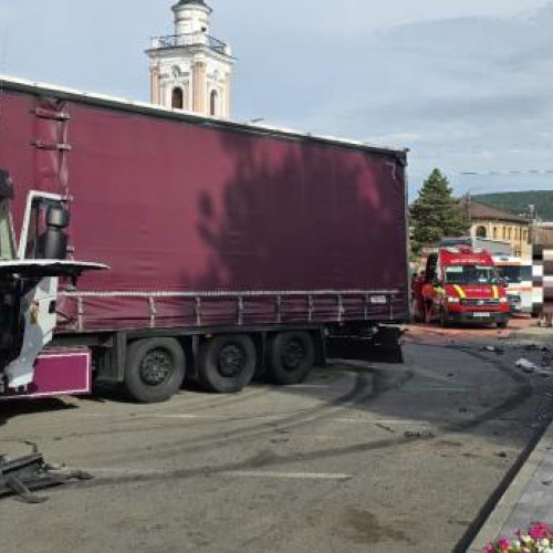 Accident în Gilău, Cluj: Două maşini şi un TIR implicate