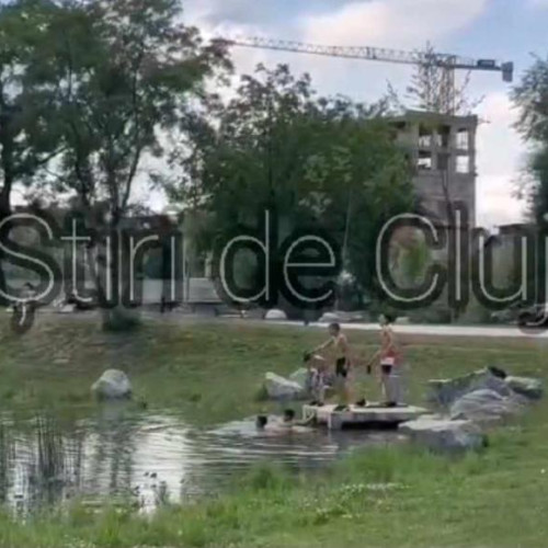 Copiii din Cluj-Napoca se răcoresc în lacul din Parcul Feroviarilor din cauza lipsei unui ștrand municipal